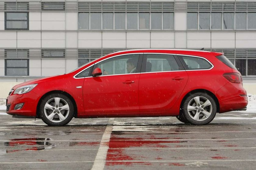 Kia cee'd SW kontra Opel Astra Sports Tourer: czy koreańskie kombi może być lepsze od niemieckiego?