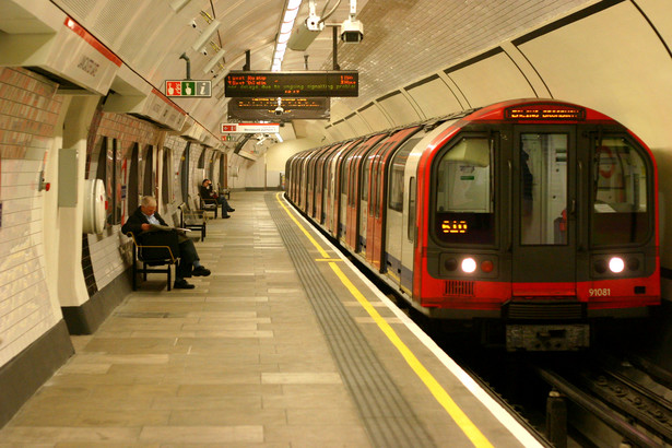 Stacja Parsons Green znajduje się na zielonej linii metra District w dzielnicy Fulham