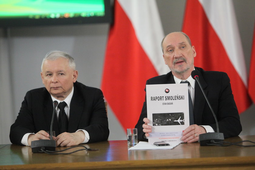 Antoni Macierewicz i Jarosław Kaczyński prezentują raport