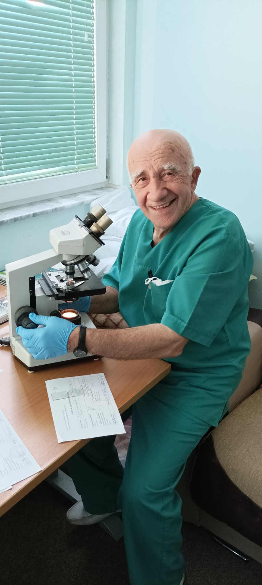 Doktor Slavko Krstić na svom radnom mestu u Pasjanskom porodilištu