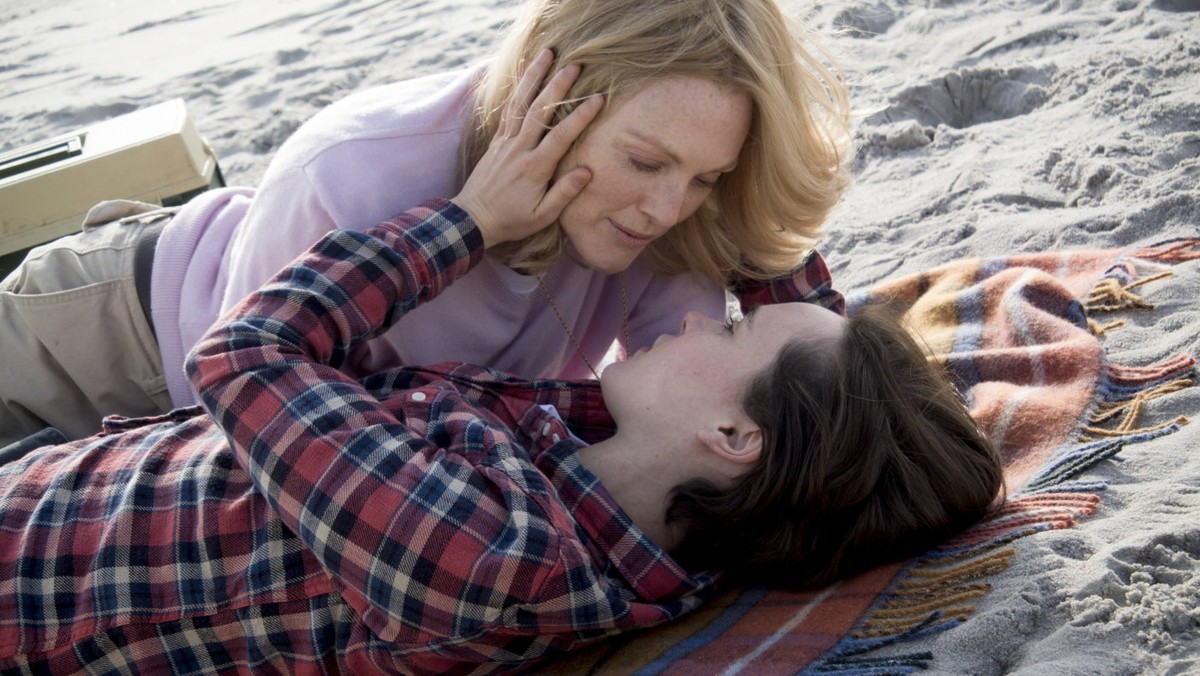 Twórcy głośnego i dumnego "Freeheld" mówią wprost o problemach gejów, podczas gdy subtelny i wyrafinowany obraz "Carol" przemyca swoje przesłanie pomiędzy drobiazgowo dobranymi kostiumami z epoki i kłębami papierosowego dymu. To dwa zupełnie różne filmy, jednak mają też punkty wspólne: obydwa należą do kategorii dramatu, skupiają się na relacji par lesbijek o sporej różnicy wieku i niosą podobne przesłanie: bądź wierny sobie i upominaj się o swoje miejsce w świecie.