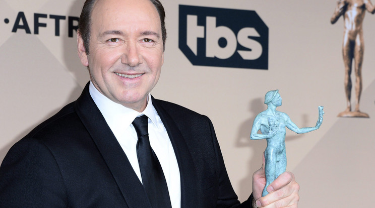 Kevin Spacey amerikai színész a sajtószobában tartott fotózáson, miután a Kártyavár című alkotásban nyújtott alakításával győzött a televíziós drámasorozatok legjobb színészének kategóriájában az amerikai film- és televíziós színészek céhe, a SAG 22. díjkiosztó ünnepségén a Los Angeles-i Shrine Auditoriumban. / Fotó: MTI/EPA/Paul Buck