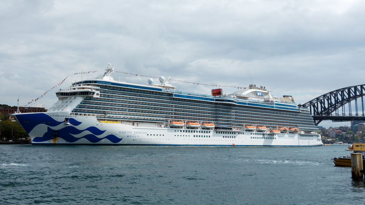 Wycieczkowiec Majestic Princess płynący z Nowej Zelandii, na którym COVID-19 zdiagnozowano u 800 z 4600 przebywających na pokładzie osób, dostał pozwolenie na zacumowanie w sobotę w Sydney — informuje BBC.