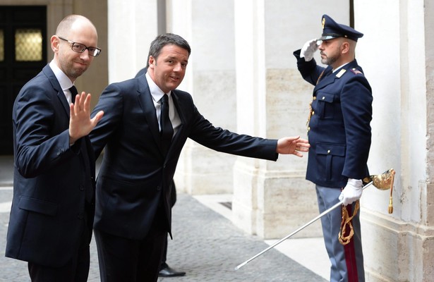 Włoski premier Matteo Renzi i premier Ukrainy Arsenij Jaceniuk w Rzymie. Fot. EPA/MAURIZIO BRAMBATTI/PAP/EPA.