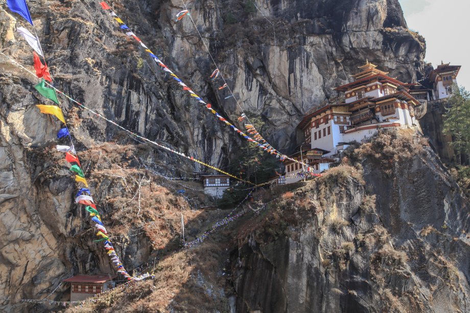  Wejdź na górę, na której znajduje się klasztor Taktsang Palphug, znany jako gniazdo tygrysa (Tiger’s Nest), w dolinie Paro (Bhutan). Podobno medytował tutaj Padmasambhava zwany również "Drugim Buddą".