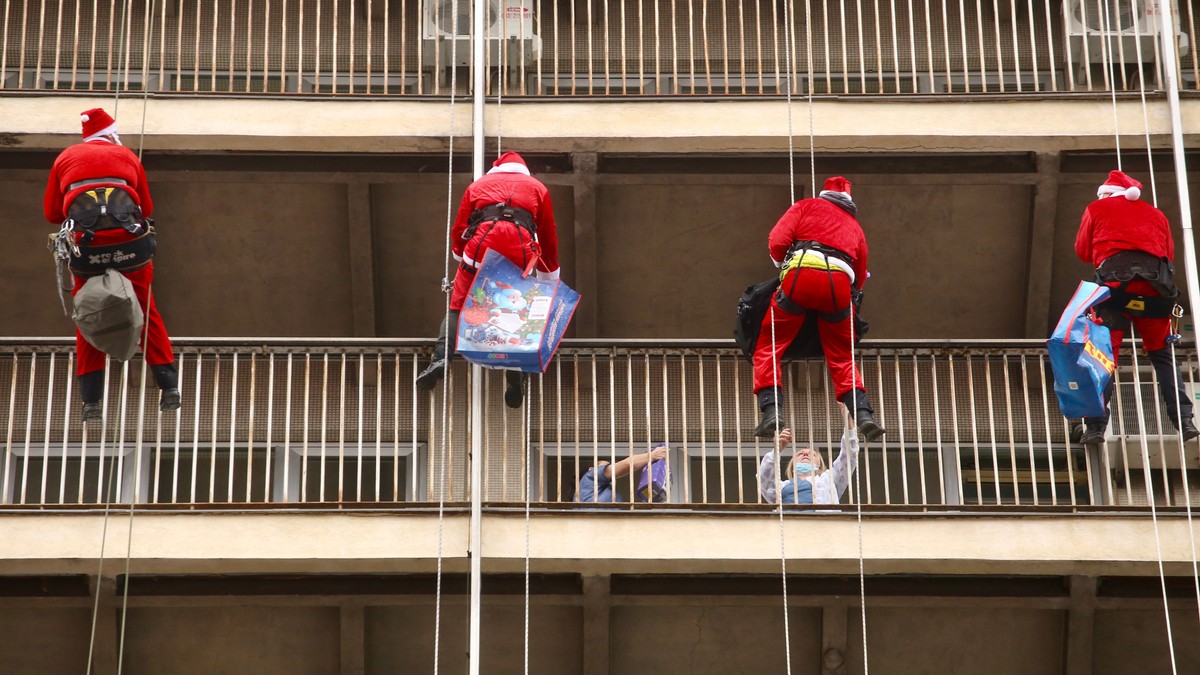 SAJ uručuje paketiće deci u Institutu za majku i dete
