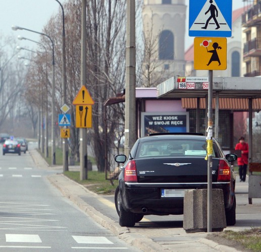 Andrzej Grabowski beztrosko parkuje na przystanku autobusowym