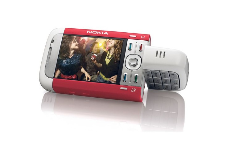 Naszą nostalgiczną wycieczkę kończymy w roku 2007. Nokia 5700 była dość szeroko dostępnym cenowo telefonem nastawionym na rozrywkę. Jego dolna część obracała się, co zmieniało funkcję. Klawiatura numeryczna z przodu, odtwarzacz muzyki z tyłu i aparat fotograficzny z boku. Nic tylko iść na imprezę!