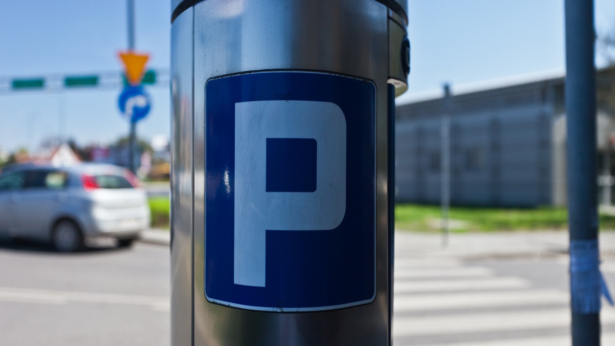 Na parkingach nad Jeziorem Białym w Okunince pojawiły się parkometry. Opłata za parkowanie pobierana jest przez całą dobę.