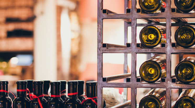 Nem mindegy, hogy melyik bort hogyan tároljuk, állva vagy fektetve / Fotó: Northfoto