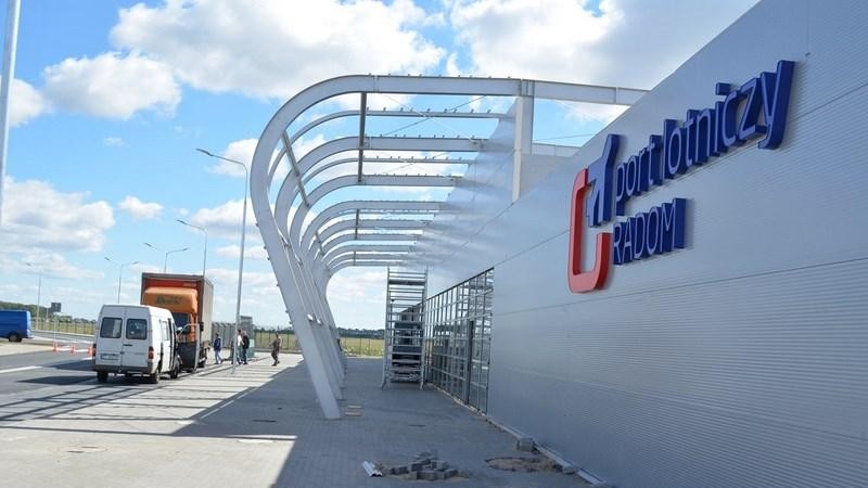 Nie tylko Kraków rozbudowuje lub ma zamiar budować lotnisko. Zobacz, gdzie jeszcze w Polsce. <a href=' http://forsal.pl/galerie/777096,zdjecie,1,planowane-porty-lotnicze-w-polsce-ktore-samorzady-maja-skrzydlate-ambicje.html'target='_blank'> planowane są porty lotnicze. </a>