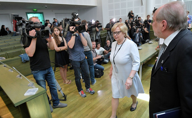 W środę sędzia Iwulski oświadczył, że nie jest "zastępcą, a tym bardziej następcą I prezes Sądu Najwyższego Małgorzaty Gersdorf", a jedynie zastępuje ją "w razie gdy będzie nieobecna". Zapewnił jednocześnie, że prezydent nie wyznaczył go ani nie powierzył obowiązków I prezesa, a jedynie zaaprobował wybór jego osoby przez prezes Gersdorf.