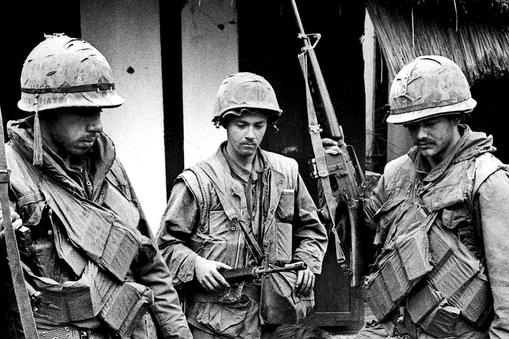 Żołnierze amerykańscy z pojmanym bojownikiem Wietkongu