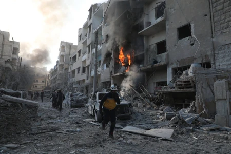 Beli šlemovi u gradu Idlib u Siriji nakon napada sirijskih vladinih snaga 2. decembra