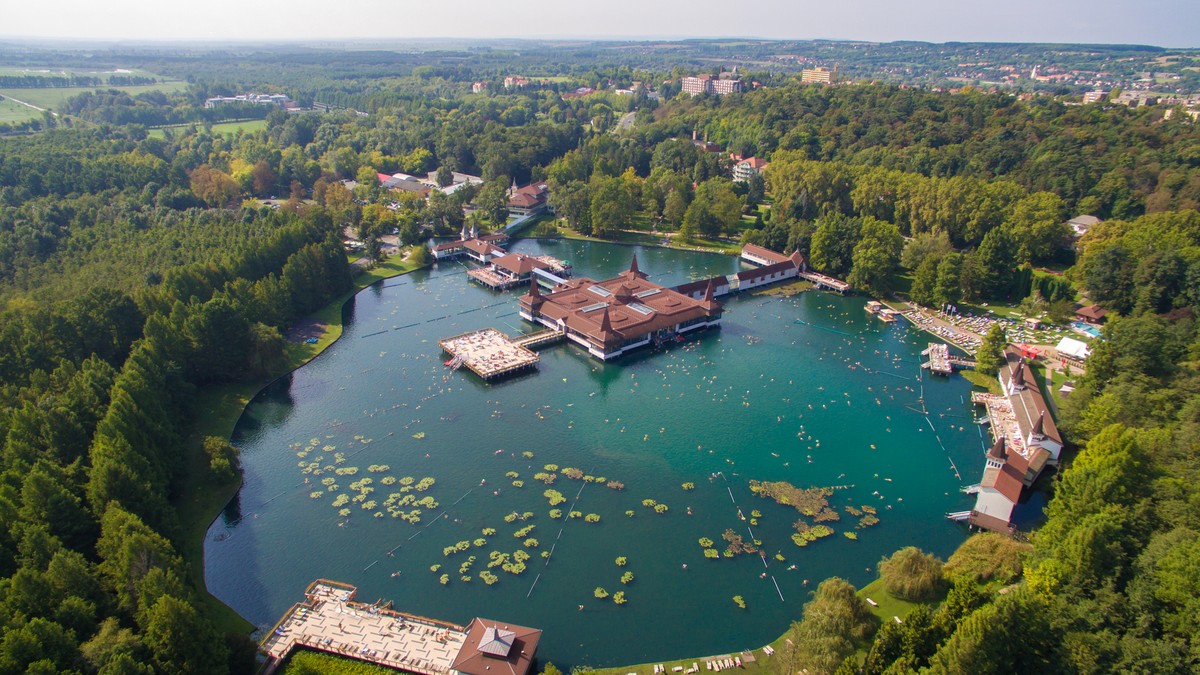 (FOTO, VIDEO) Hiljade turista se ovde bezbrižno kupa, a nemaju pojma šta im je ISPOD NOGU: Konačno otkrivena TAJNA jezera u blizini Srbije