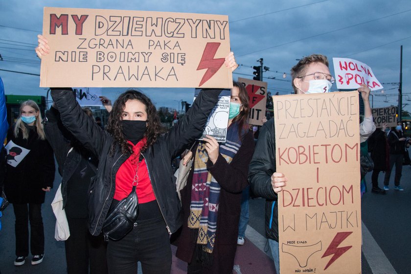 Najlepsze hasła ze strajków kobiet. Te slogany pokochali internauci