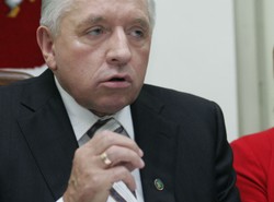 Lepper obnosi się pokazując dużą obrączkę