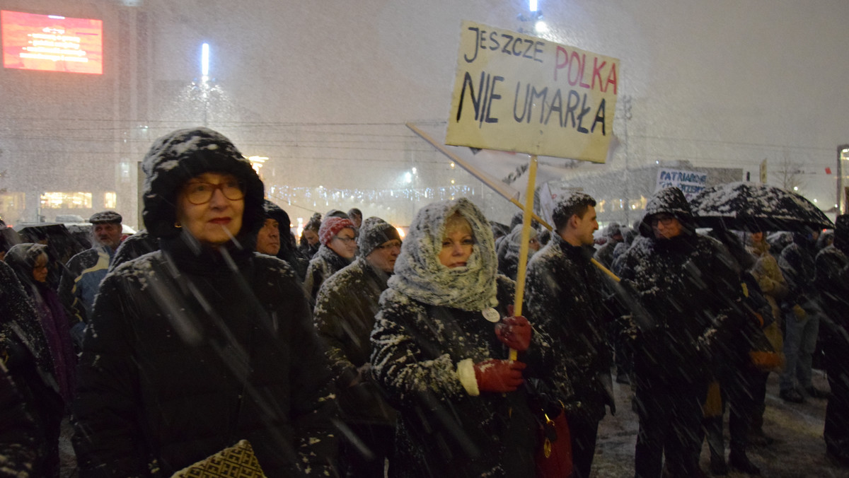Ponad 200 osób protestowało dziś w Katowicach w związku z odrzuceniem przez Sejm projektu "Ratujmy kobiety", zakładającego liberalizację prawa aborcyjnego oraz skierowaniem projektu ustawy zaostrzającej to prawo do dalszych prac w komisji. Protest organizowały środowiska lewicowe. To głos przeciwko działaniom partii głównego nurtu.