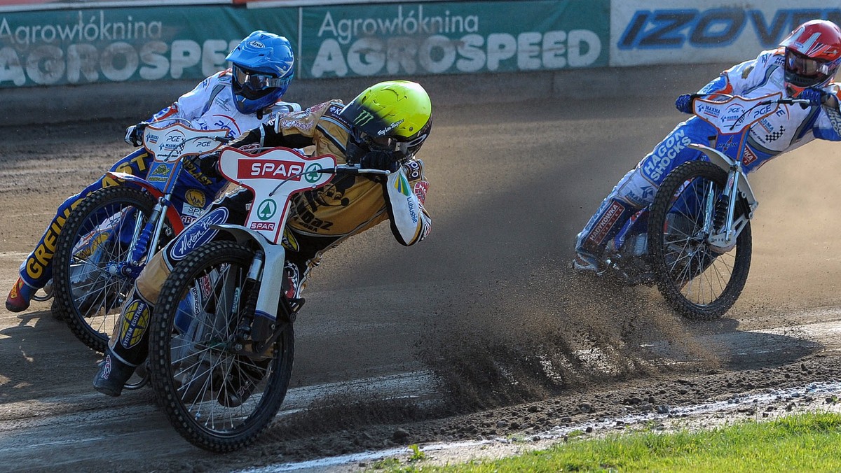 Kibice po raz pierwszy wybrali się na mecz samolotem. Stelmet Falubaz mimo osłabienia, ciągle radzi sobie rewelacyjnie. Przedstawiamy podsumowanie siódmej rundy Speedway Ekstraligi. Oto "hity i kity" ostatniej serii meczów.