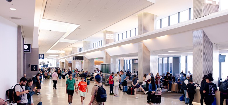 Tego absolutnie nie zakładać przed podróżą samolotem. Tych błędów unikaj