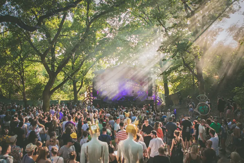 Fani zebrani pod sceną na festiwalu Audioriver