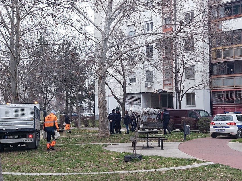 Policajci odnose telo nakon uviđaja