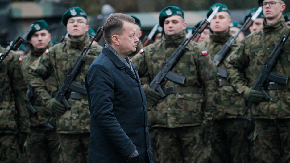 Minister obrony narodowej Mariusz Błaszczak na przysiędze żołnierzy-ochotników