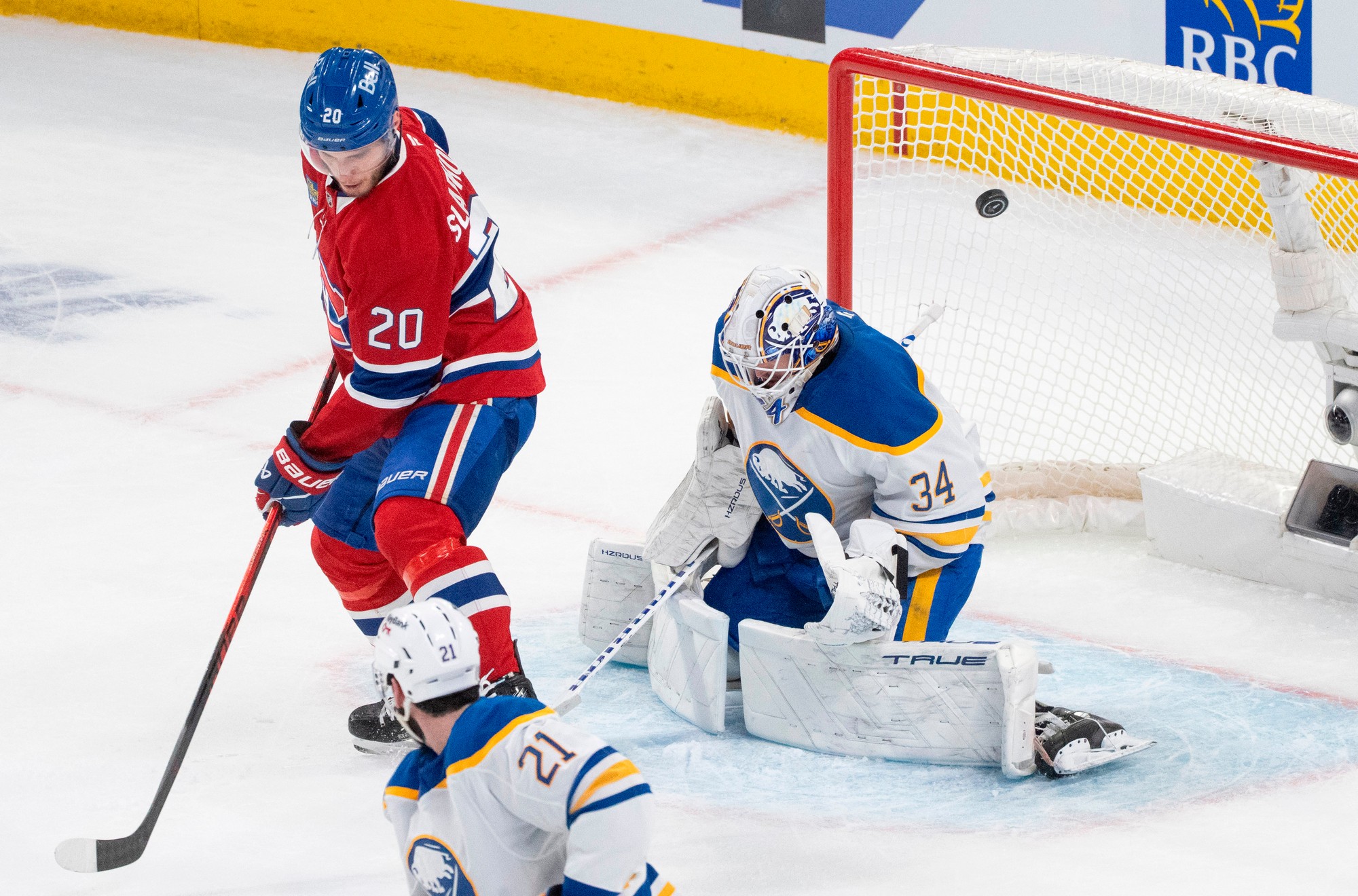 Juraj Slafkovský (Montreal Canadiens) a brankár Buffala Sabres Alex Lyon.