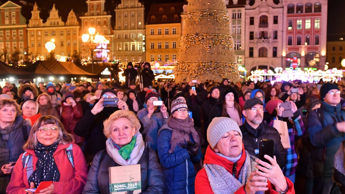 Mieszkańcy Wrocławia na wrocławskim rynku podczas transmisji z wręczenia Nagrody Nobla Oldze Tokarczuk