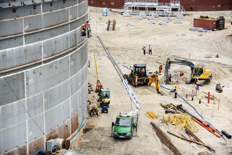 Prezes Przedsiębiorstwa Eksploatacji Rurociągów Naftowych 'Przyjaźń', które jest właścicielem terminala, Marcin Maskalewicz podkreślił,
że firma chce już od 2016 roku zarabiać pierwsze pieniądze na tym przedsięwzięciu. <br><br>fot. (mgo) PAP/Piotr Pędziszewski