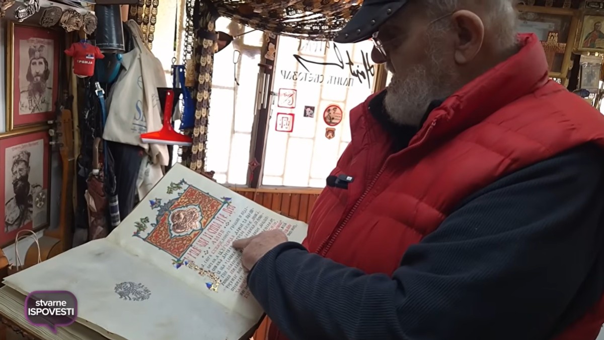 Svetozar Pajić sa svojim izdanjem Dušanovog zakonika