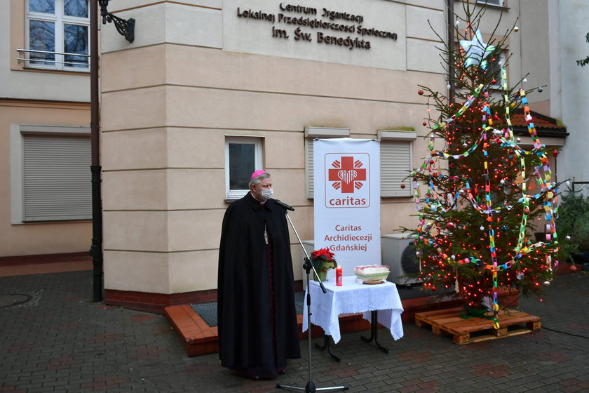 Gigantyczna kolejka do Caritasu przed Wigilią! A Premier mówi o Polsce mlekiem i miodem płynącej...