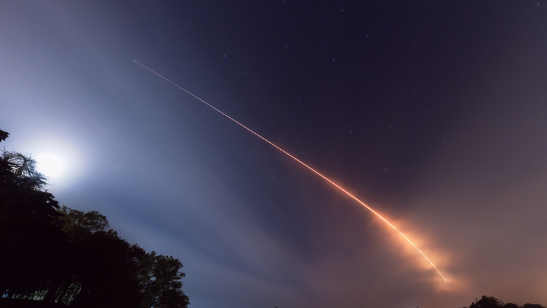 Rakieta Falcon 9 wynosi na orbitę satelity systemu Starlink