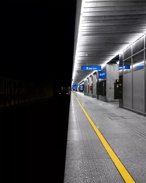 Dworzec Centralny w Warszawie. Zdjęcia zostały wykonane smartfonem Samsung Galaxy S20 Ultra 