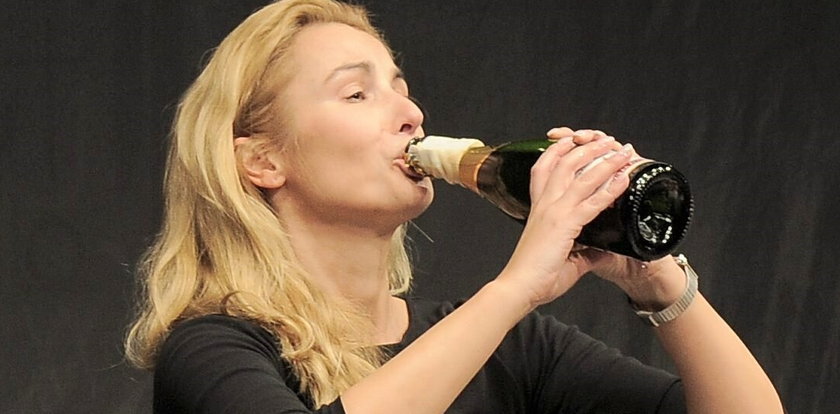Joanna Brodzik pije z gwinta w pracy