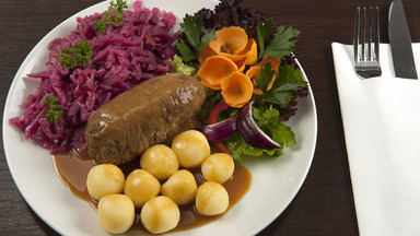 Wodzionka, żur, rolada z kluskami i modrą kapustą oraz pijok - tradycyjne dania województwa śląskiego