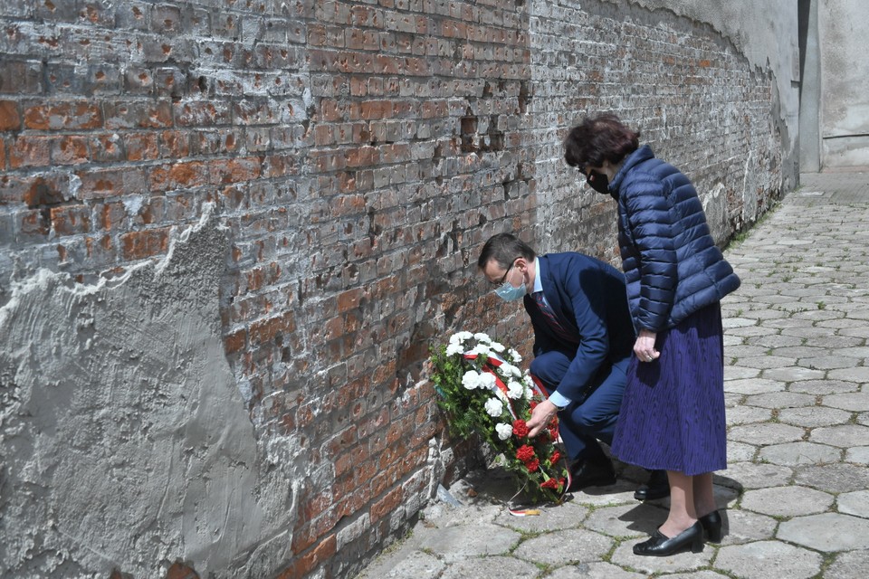 Premier Mateusz Morawiecki  i córka Witolda Pileckiego Zofia Pilecka-Optułowicz podczas złożenia kwiatów pod ścianą straceń w Muzeum Żołnierzy Wyklętych i Więźniów Politycznych PRL w Warszawie