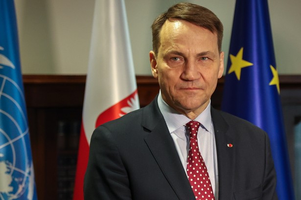 Sikorski: Ukraina nie walczy samotnie. Stoi za nią Europa, NATO i Polska