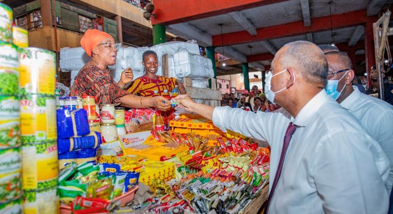 Le Premier Ministre Patrick Achi, en visite dans un marché/Gouv.Ci