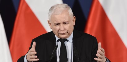 Prezes PiS przypomina nauczanie Jana Pawła II i krytykuje nauki społeczne. Nie krytykuje np. fizyki, bo w niej "są kwanty i tak dalej"