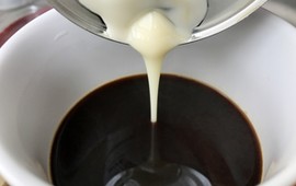 ten-smaczny-i-bardzo-popularny-dodatek-do-kawy-szkodzi-metabolizmowi-to-cukrowa-bomba