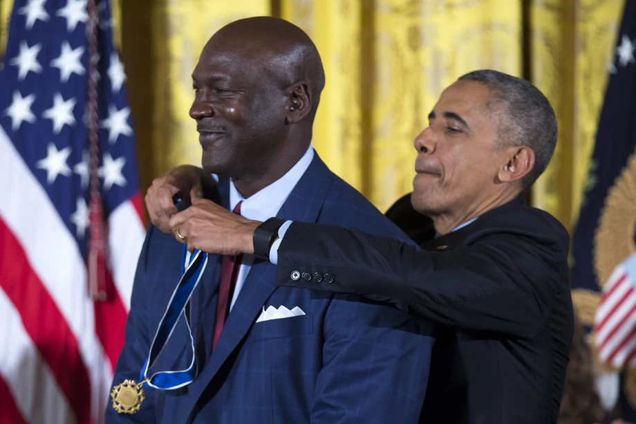 Michael Jordan został odznaczony w listopadzie 2016 roku przez prezydenta Baracka Obamę prezydenckim Medalem Wolności.