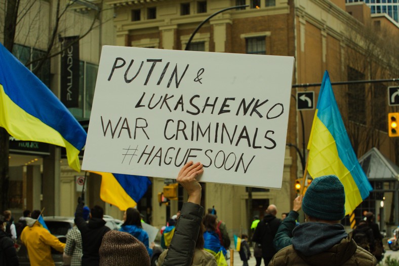 Protest przeciwko inwazji Rosji na Ukrainę, Vancouver, 26 lutego 2022 r.