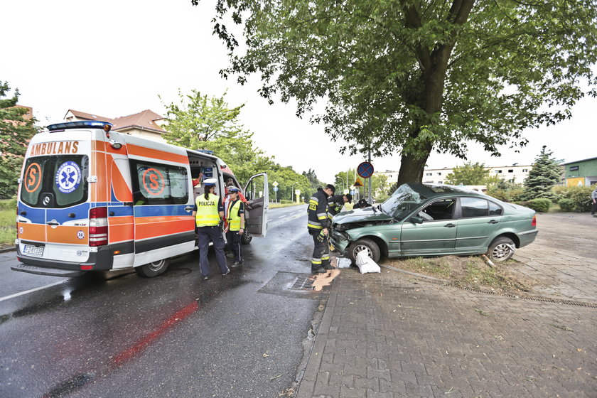 Roztrzaskał bmw w środku miasta. Odmówił powtórnego dmuchania w alkomat