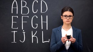 24 lata zatrudnienia, 20 lat nieobecności. Skąd pochodzi nauczycielka-rekordzistka?