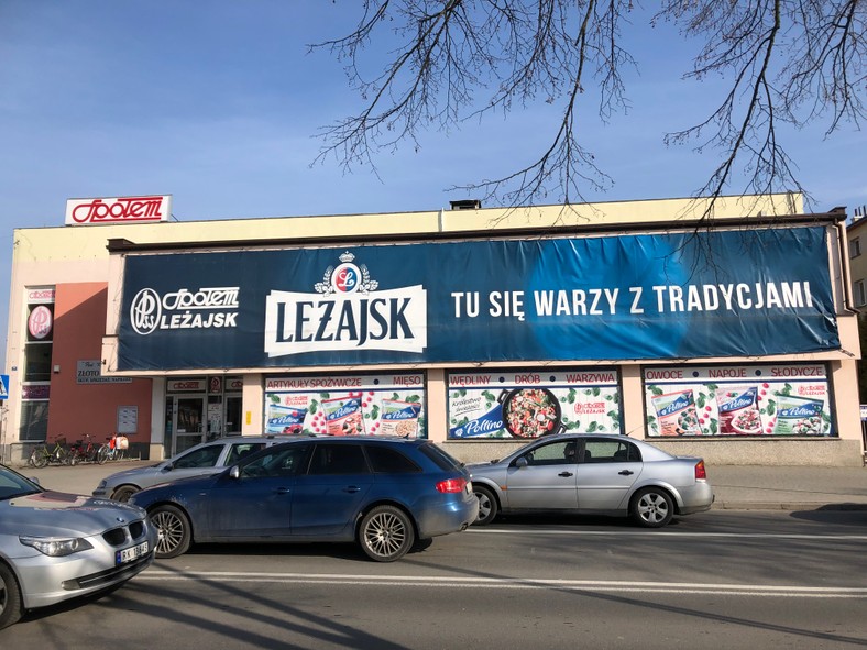 Baner w centrum Leżajska. Miejscowa spółdzielnia "Społem" chwali się, że to właśnie z tego miasta pochodzi sławne piwo