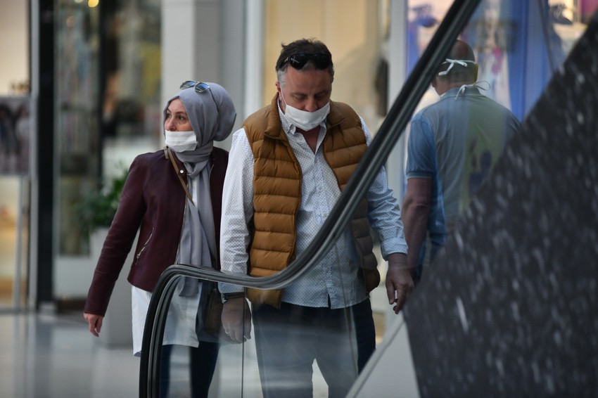 Većina potrošača nosi maske 