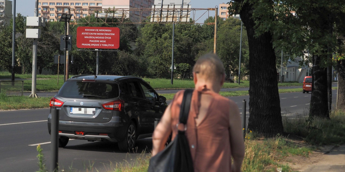 Zrobił to na ulicy! Tajemniczy wielbiciel wyznał miłość Weronice na billboardzie