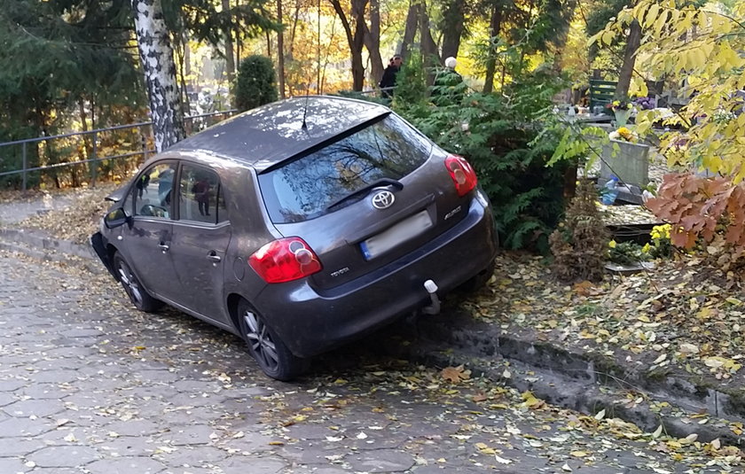 Rajd toyoty po cmentarzu