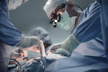 Kirúgták az osztrák orvost, aki hagyta a 13 éves lányának, hogy lyukat fúrjon egy beteg fejébe